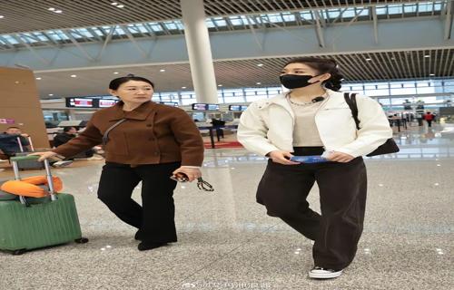 在舞蹈比赛中参赛者们用他们的舞步诠释了对生活的热爱和对未来的憧憬1 猫眼致标题他们的每一次跳跃都是对